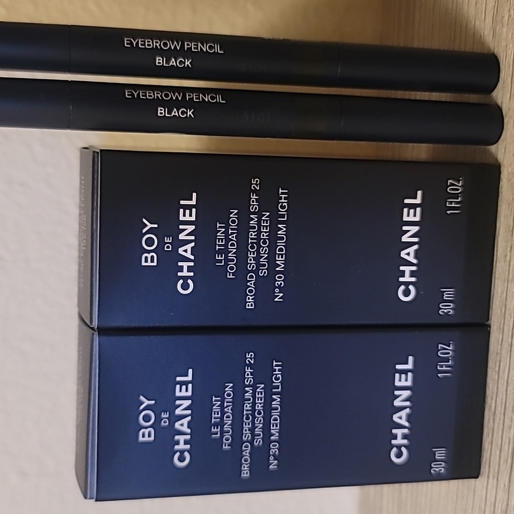 2 Set Of Chanel Boy De Chanel Foundation And 2 Set Of Eyeliner Set In Black. View 3